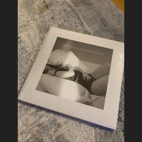 TAYLOR SWIFT TORCHED POETS & ERAS TOUR BOOK BOTH NWT SEALED BUNDLE - Picture 8 of 9